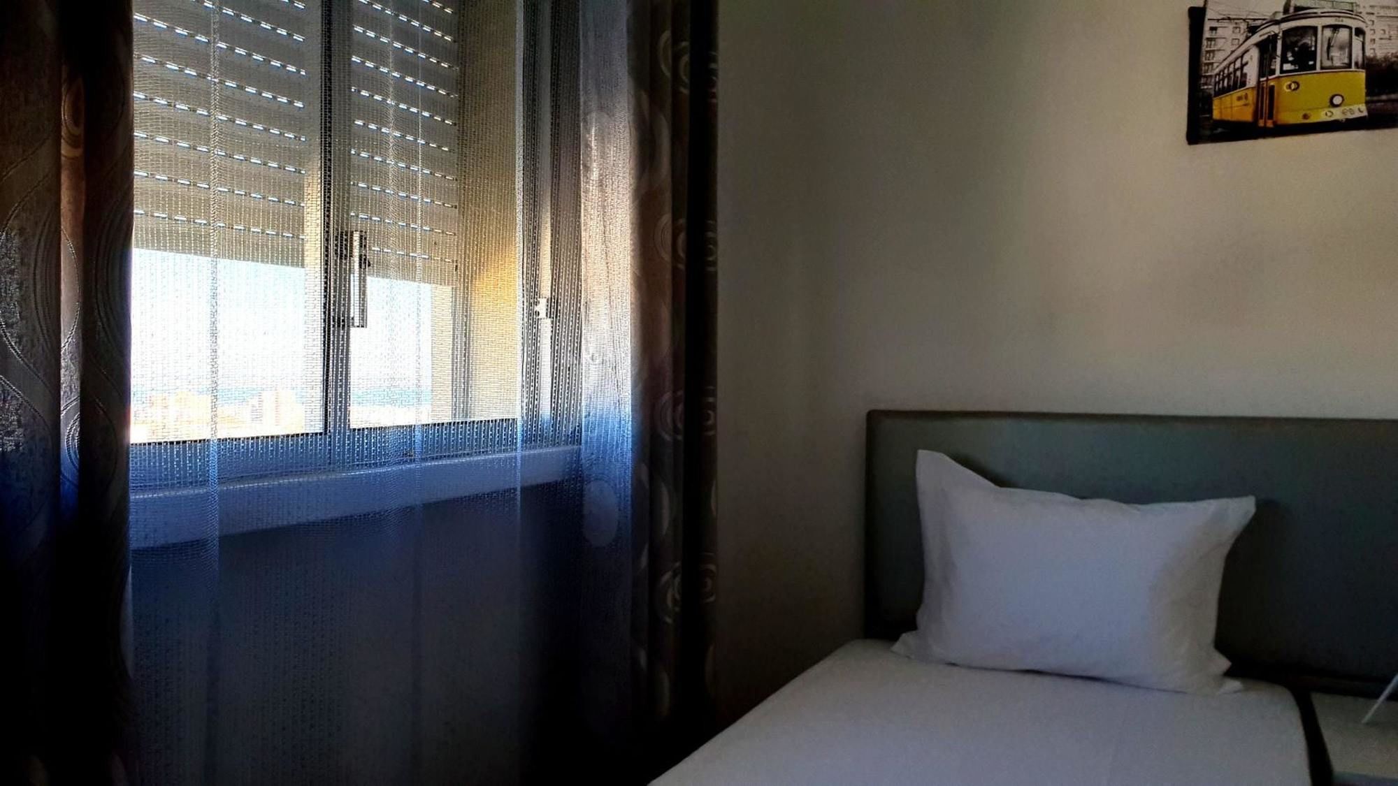 With 3 Bedrooms In Lisboa, With Wifi - 23 Km From The Appartement