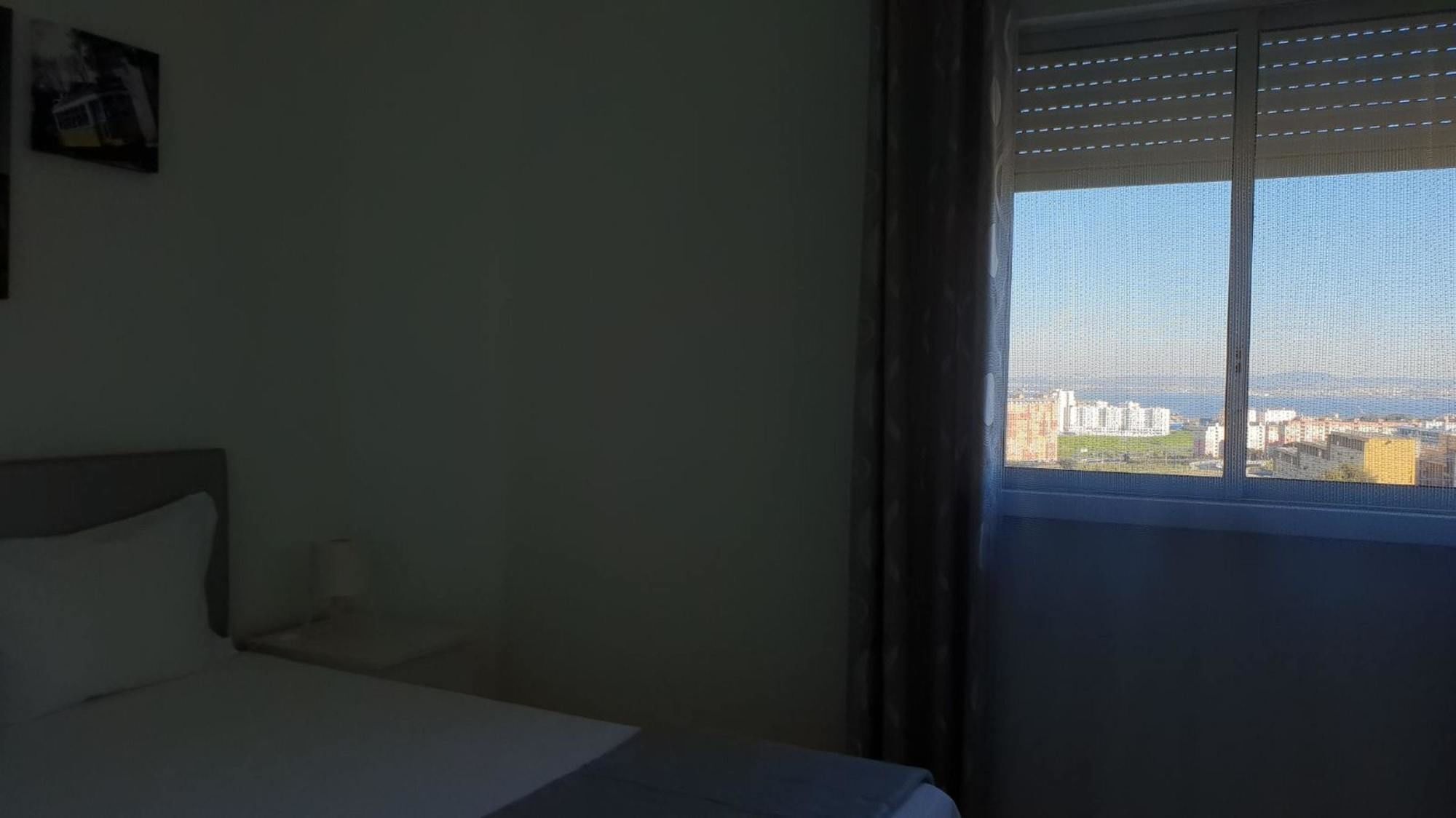 With 3 Bedrooms In Lisboa, With Wifi - 23 Km From The Appartement