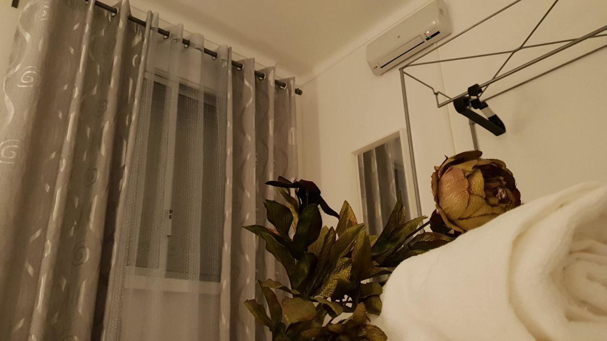 With 3 Bedrooms In Lisboa, With Wifi - 23 Km From The *