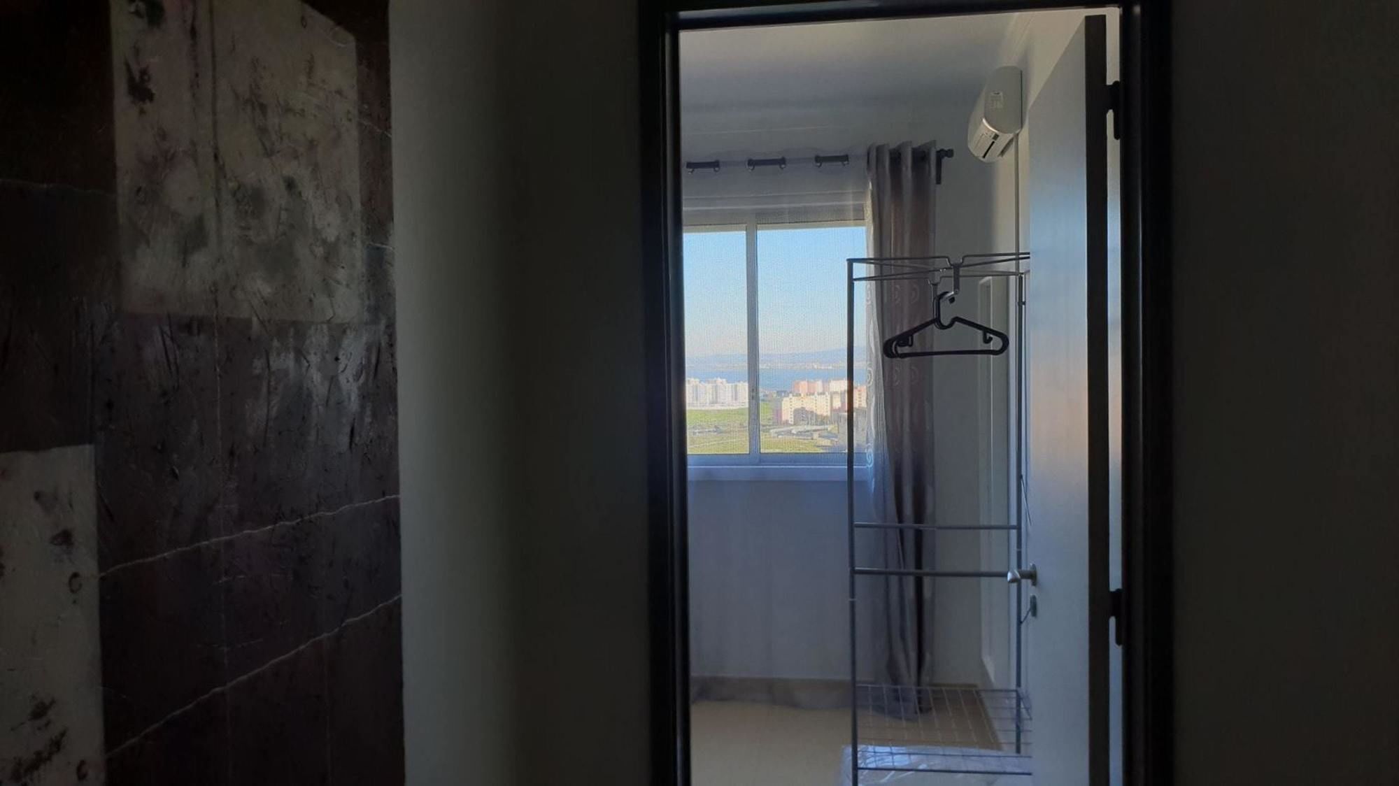 With 3 Bedrooms In Lisboa, With Wifi - 23 Km From The *