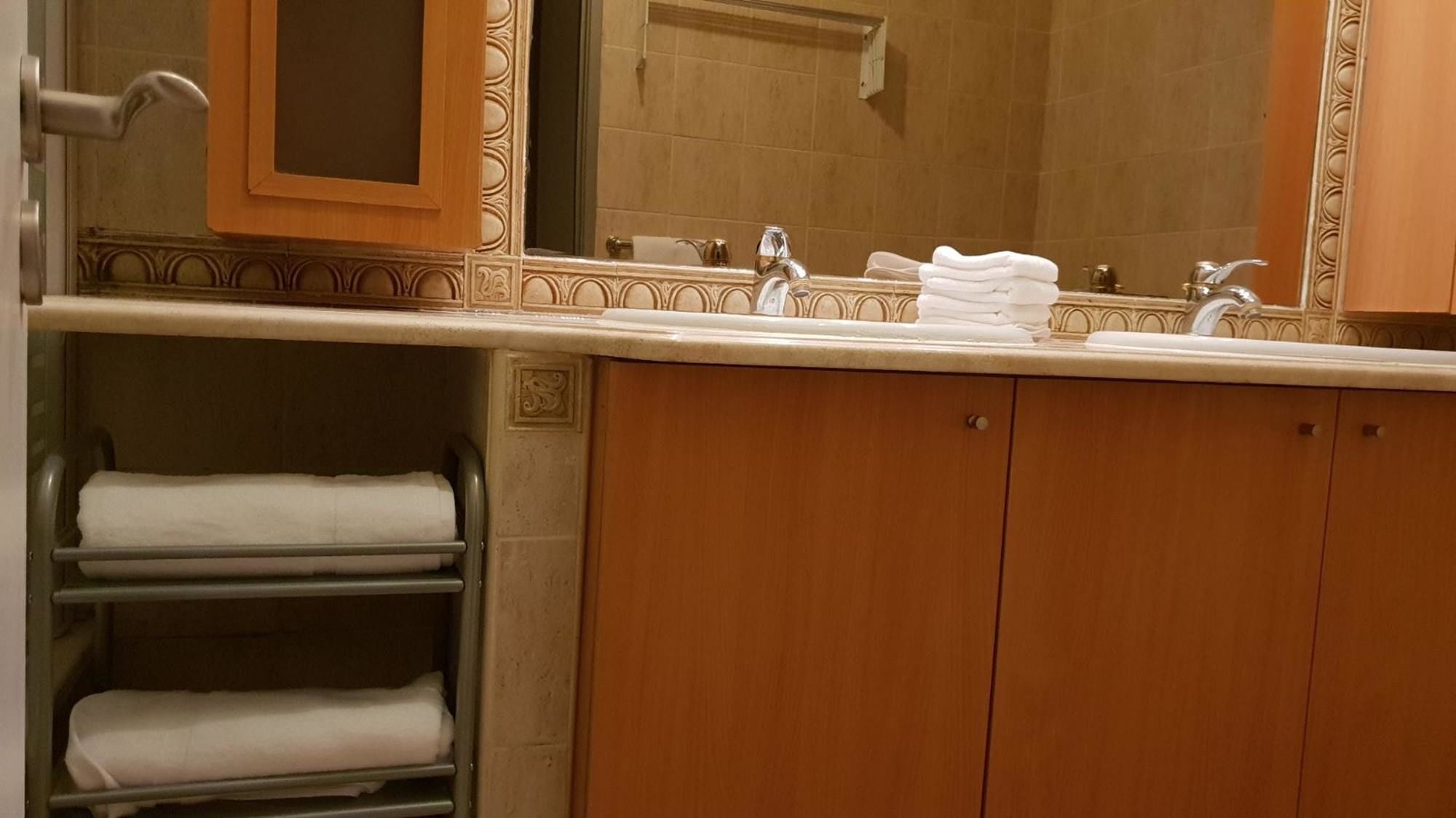With 3 Bedrooms In Lisboa, With Wifi - 23 Km From The Apartamento Lisboa